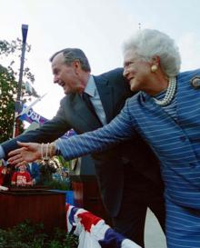 Imagen secundaria 2 - 1. George H.W. Bush junto a su hijo, el también expresidente George W. Bush. | 2. George H.W. Bush, en una recepción con el Papa Juan Pablo II. | 3. George H.W. Bush junto a su mujer, con la que estuvo casado 73 años.