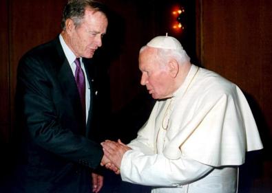 Imagen secundaria 1 - 1. George H.W. Bush junto a su hijo, el también expresidente George W. Bush. | 2. George H.W. Bush, en una recepción con el Papa Juan Pablo II. | 3. George H.W. Bush junto a su mujer, con la que estuvo casado 73 años.