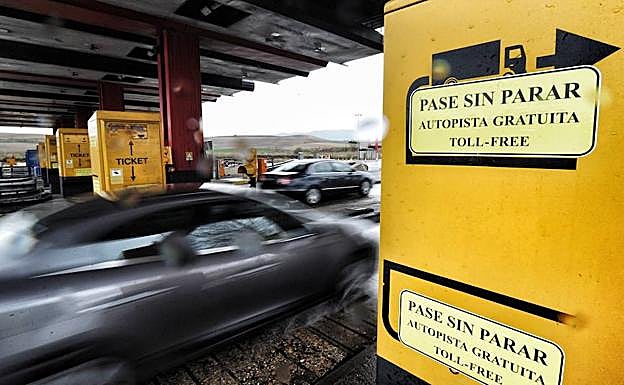 Las barreras de las cabinas han desaparecido este sábado en el peaje de la AP-1 entre Burgos y Armiñón.