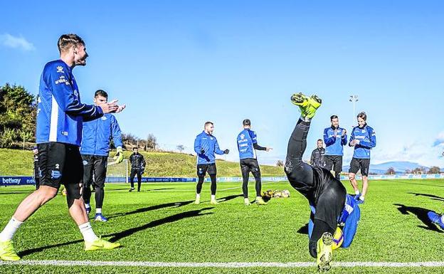 Los jugadores del Alavés bromean antes del entrenamiento de este sábado en Ibaia.