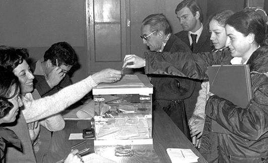 Una mujer vota en el referéndum constitucional del 6 de diciembre de 1978.