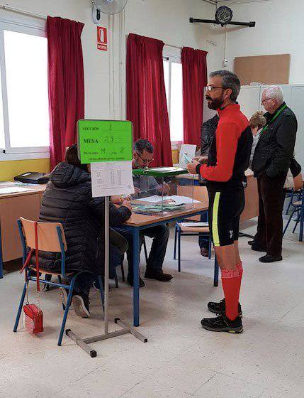 Un hombre espera su turno para votar en el colegio Sor Ángela de la Cruz del distrito Macarena, en Sevilla.