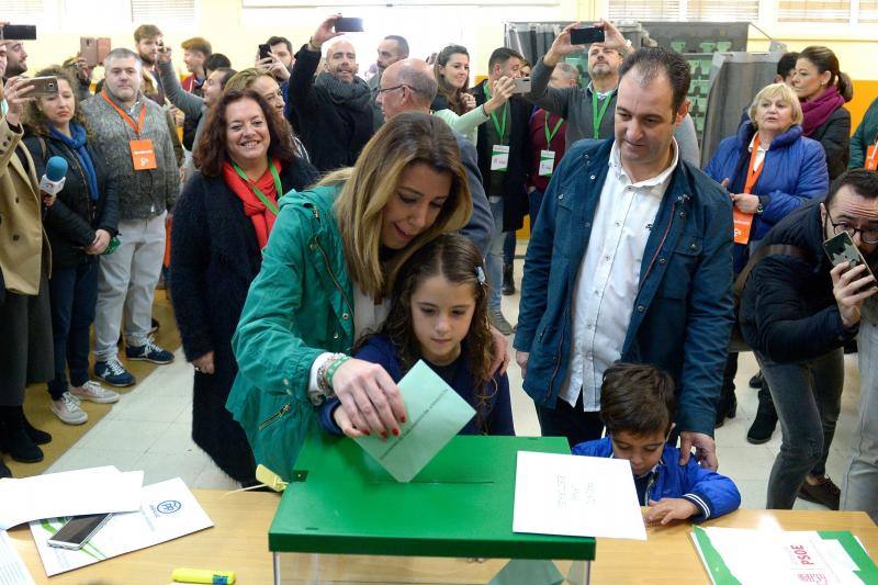 La presidenta de la Junta de Andalucía y candidata del PSOE, Susana Díaz, vota junto a su familia en un colegio electoral del barrio de Triana, en Sevilla.