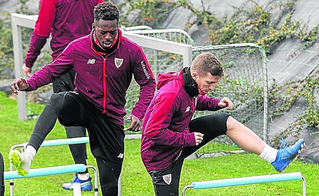 Muniain y Williams, que serán titulares esta noche, se ejercitan ayer en Lezama. 