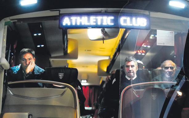 Berizzo, Urrutia e Iribar. abatidos, en el autobús tras el encuentro..