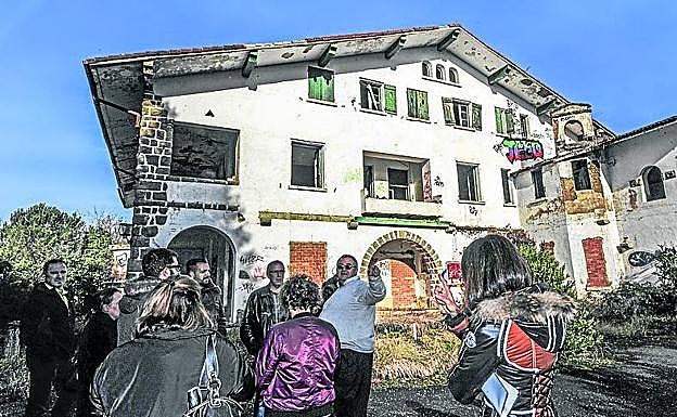 Los junteros ante la antigua casa de los Oriol, primeros propietarios. 