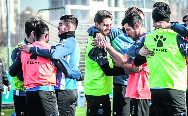 Grupo. Los albiazules se abrazan en un ejercicio de calentamiento en la sesión de ayer en Ibaia. 