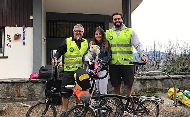 Pedro de Armas y Juan Meira, junto a Eva Mendoza y su perro 'perri', conforman el proyecto solidario '2plega2'. 