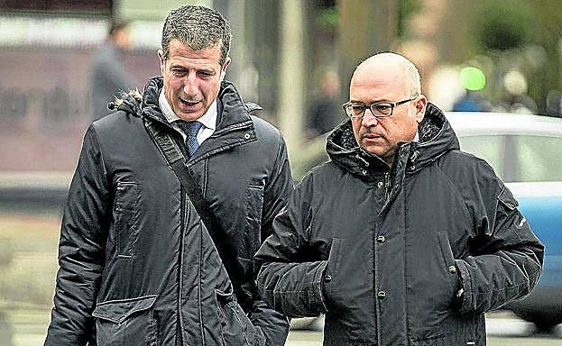 Alfredo de Miguel junto a su abogado, Gonzalo Susaeta.