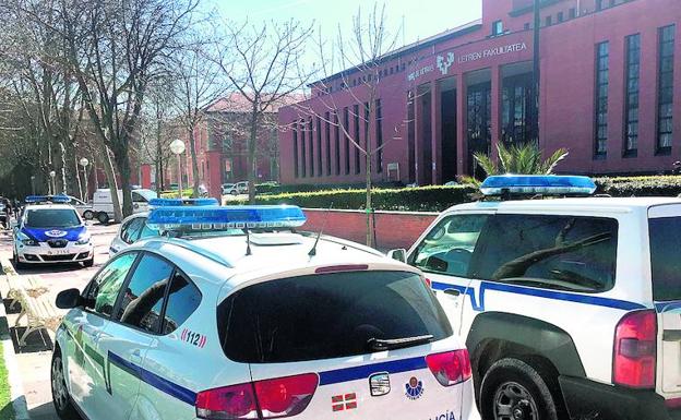 Coches patrulla de la Ertzaintza en una intervención anterior en la Facultad de Letras, saldada con el registro de la 'ikasle gela'. 