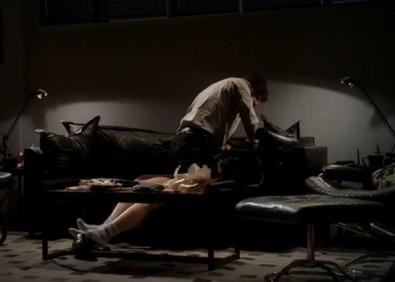 Imagen secundaria 1 - Adriana le cuenta a Chris que ha colaborado con el FBI durante un año. Chris comienza a estrangularla.