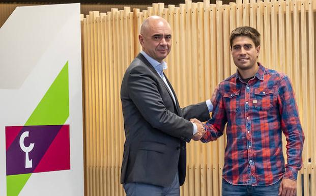 El director del área de Desarrollo de Negocio de Laboral Kutxa, Xabier Egibar, y el presidente de la Fundación Ciclista Euskadi, Mikel Landa, sellan el acuerdo.