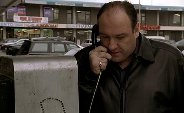 Tony Soprano llama a Adriana.