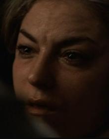 Imagen secundaria 2 - Adriana le cuenta a Chris que ha colaborado con el FBI durante un año. Chris comienza a estrangularla.