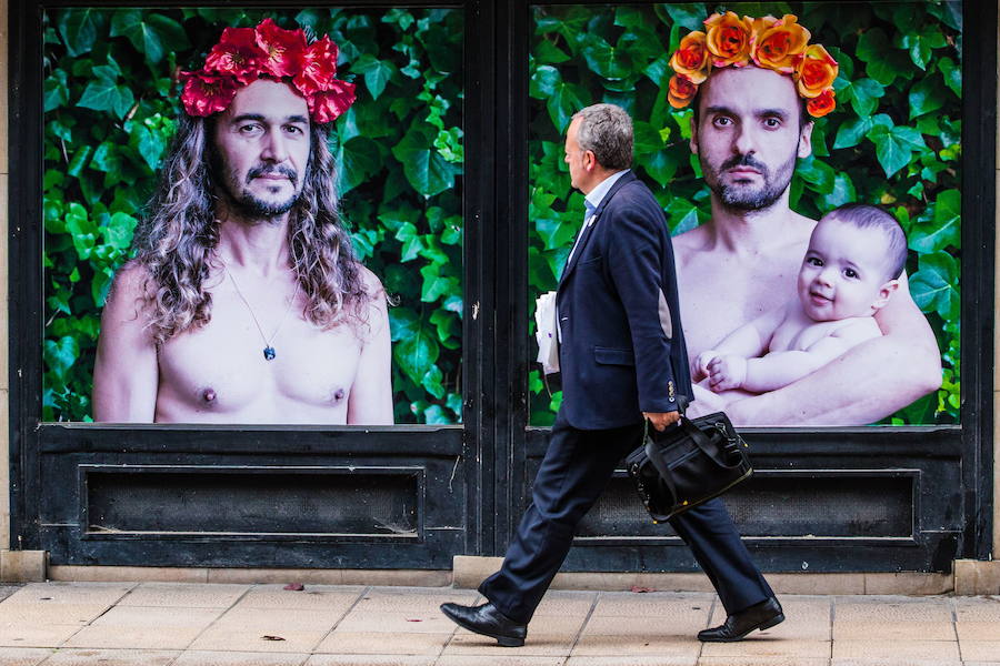 VIPHOTOFEST es la nueva denominación de VIPHOTO, y es que en esta VII edicióndeja atrás el formato de feria para transformarse en un festival de fotografíacontemporánea. El ciclo, que se desarrollará hasta el 20 de enero, tiene como meta apostar por la fotografía contemporánea. Se interesa en cómo las generaciones actuales aportan su visión del mundo y los nuevos relatos que acontecen.