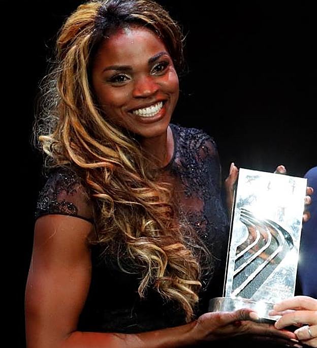 Caterine Ibargüen, orgullosa con el galardón que la reconoce como la mejor atleta del año.