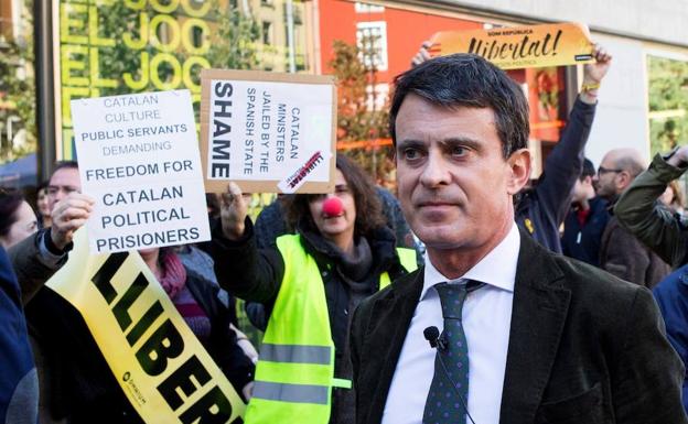Manuel Valls, en un acto en el barrio del Raval barcelones este martes.