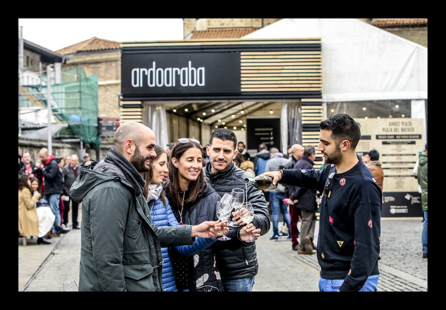 Lugareños y turistas 'maridan' sin complejos en una jornada plena de ambiente y color en Ardoaraba