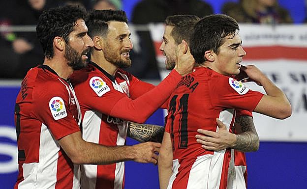 Los jugadores del Athletic celebran el gol de Aduriz.