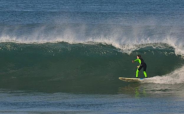 Naia Espinosa practicando surf