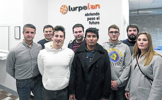 Alumnos del CEPE Somorrostro, en Lurpelan, su empresa mentora. 