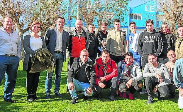 Alumnos del CIFP Repélega, con Mikel Torres y Arantza Martínez.