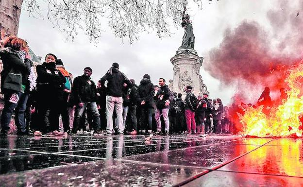 Un contenedor arde en la plaza de la República de la capital francesa durante una manifestación estudiantil.