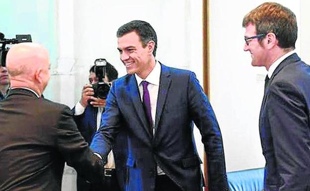 Pedro Sánchez saluda a Odón Elorza en presencia de Gorka Urtaran.