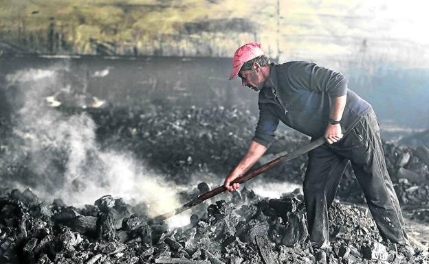 Un carbonero de Zahínos vigila la combustión.