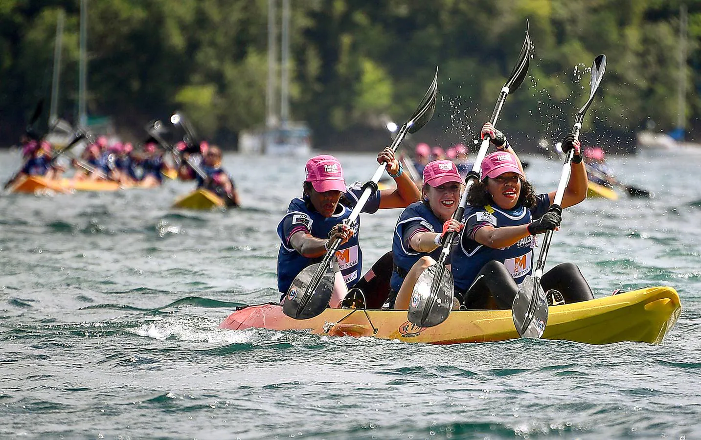 El 'Raid des Alizes' es una competición multideportiva exclusivamente femenina, que se celebra en la isla caribeña francesa de Martinica. La prueba se desarrolla durante tres días y alterna piragüismo, carrera a pie y ciclismo de montaña a través de plantaciones de banano. Este año han participado 210 mujeres divididas en equipos de tres, con el objetivo de apoyar causas benéficas y sociales. La clasificación general determina las donaciones pagadas a favor de las organizaciones representadas.