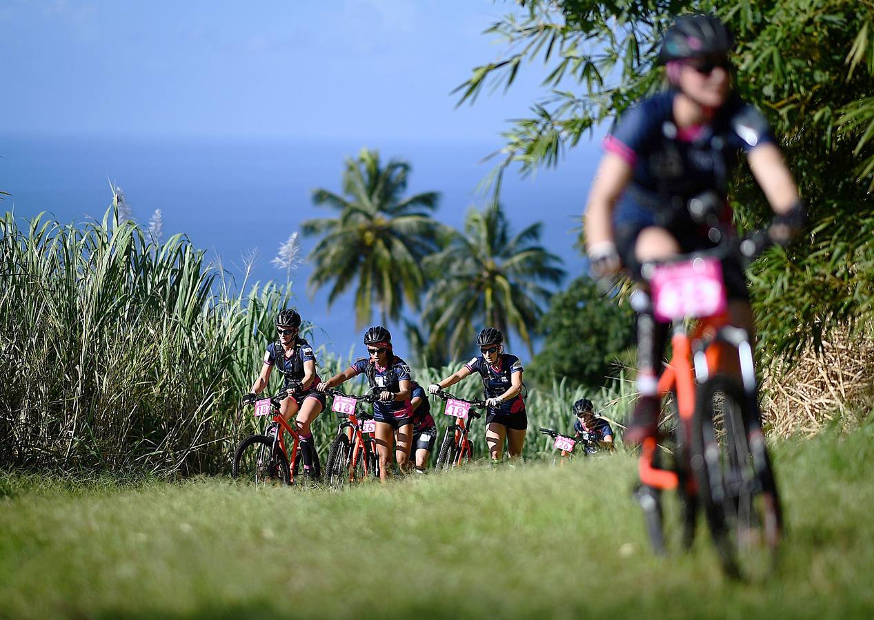 El 'Raid des Alizes' es una competición multideportiva exclusivamente femenina, que se celebra en la isla caribeña francesa de Martinica. La prueba se desarrolla durante tres días y alterna piragüismo, carrera a pie y ciclismo de montaña a través de plantaciones de banano. Este año han participado 210 mujeres divididas en equipos de tres, con el objetivo de apoyar causas benéficas y sociales. La clasificación general determina las donaciones pagadas a favor de las organizaciones representadas.