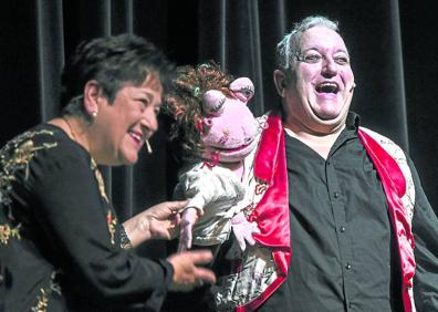 Imagen secundaria 1 - Arriba; el espectacular comienzo de la gala con una escultura ecuestre que cobró vida; a la derecha, Toni La Sal, uno de los organizadores, saludó acompañado de Agurtzane, su marioneta; y abajo, una de las artistas que interpretó una aria.