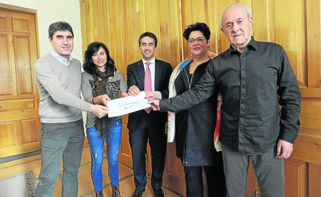 Responsables del Ayuntamiento, Armeria Eskola, Fundación La Caixa y SD Eibar van a reactivar la beca Irasuegi para el apoyo de titulados en el extranjero.