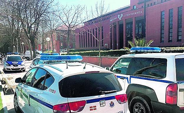 Patrullas de la Ertzaintza, durante una intervención en la Facultad de Letras de Vitoria. 
