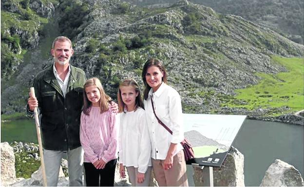 La Familia Borbón-Ortiz durante un paseo que realizaron por los lagos de Covadonga el pasado 8 de septiembre.