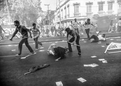 Imagen secundaria 1 - Escenas de 'Roma'; abajo, Cuarón en el set de rodaje.