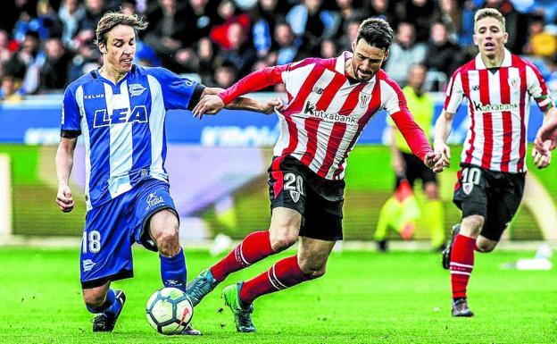 Tomás Pina pugna con Aduriz en el derbi del curso pasado en Mendizorroza. 