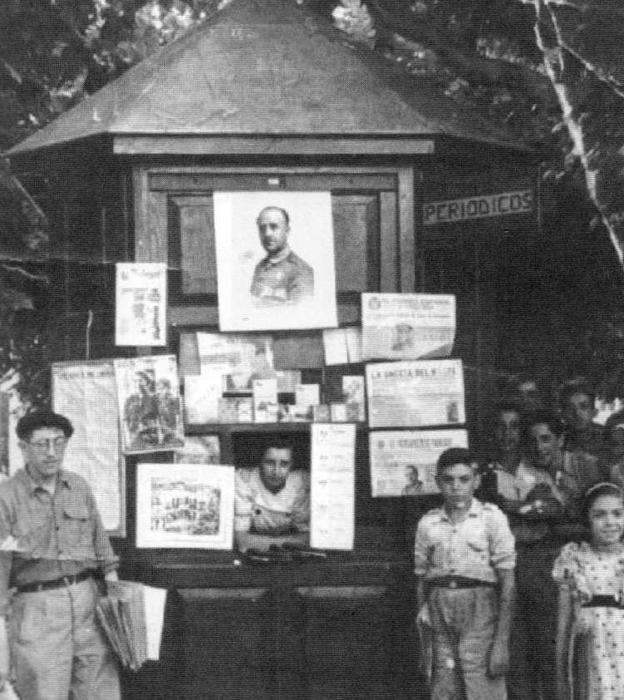 Pepe 'El Periodista', en 1938, en el quiosco de madera que mandó construir con las 18.000 pesetas del premio. 