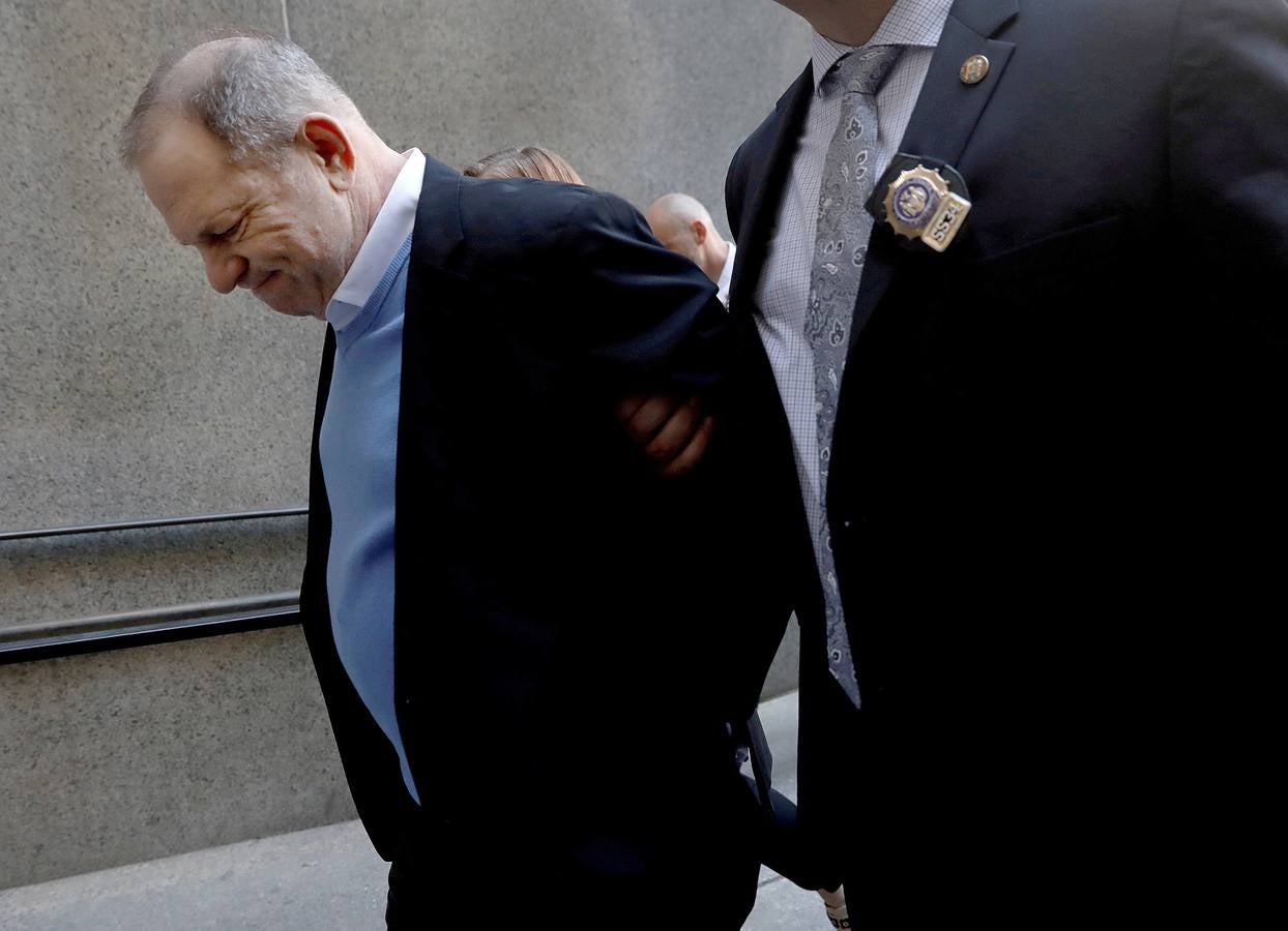 El productor de cine Harvey Weinstein llega a Manhattan Criminal Court en Nueva York.