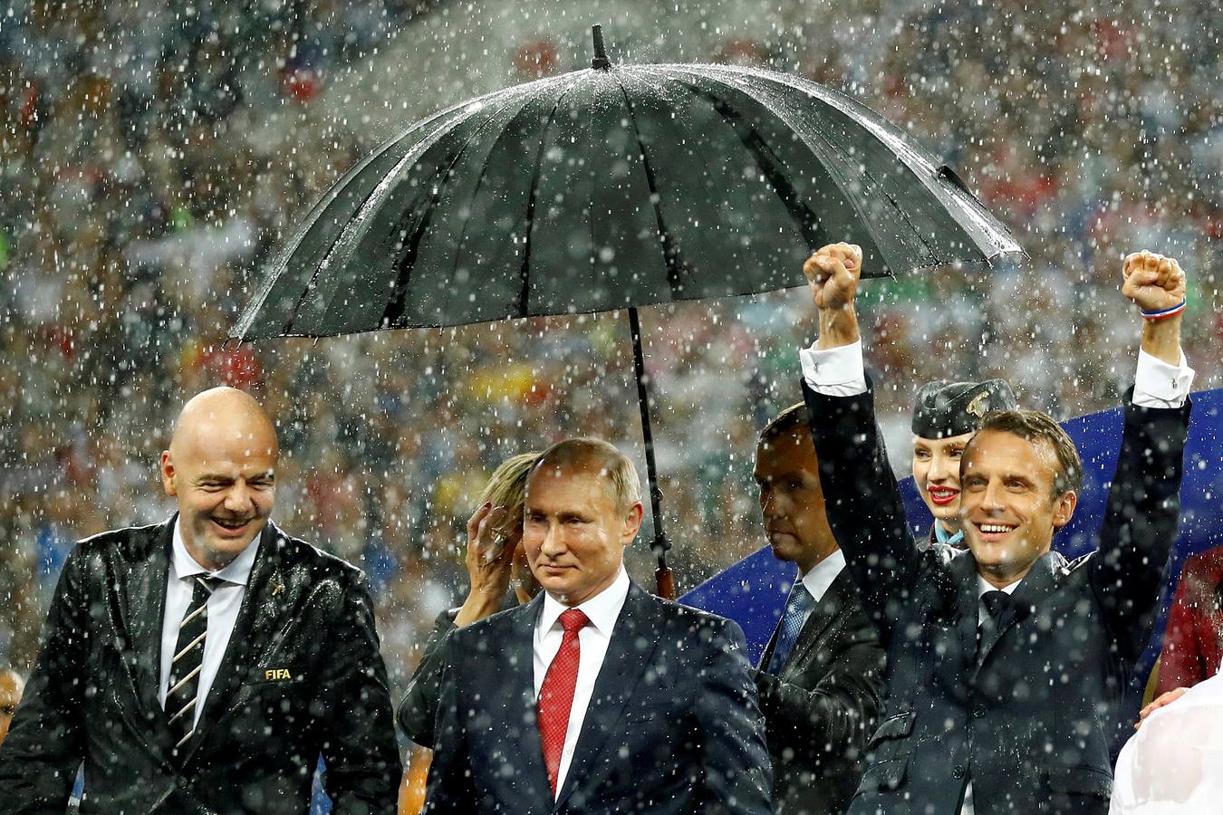 El presidente de la FIFA, Gianni Infantino, el presidente de Rusia, Vladimir Putin y el presidente de Francia, Emmanuel Macron, tras la final de la Copa del Mundo en el Estadio Luzhniki en Moscú, Rusia.