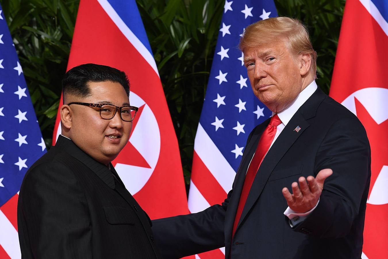 El presidente de EE. UU. Donald Trump hace un gesto cuando se reúne con el líder de Corea del Norte, Kim Jong Un (L), al comienzo de su histórica cumbre entre Estados Unidos y Corea del Norte, en el Hotel Capella en la isla de Sentosa, en Singapur, el 12 de junio de 2018.