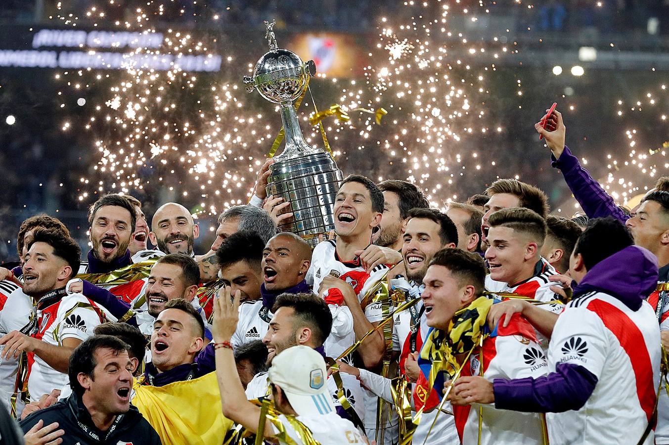 Los jugadores de River Plate con la copa tras vencer a Boca Juniors en el partido de vuelta de la final de la Copa Libertadores, en el Santiago Bernabéu.