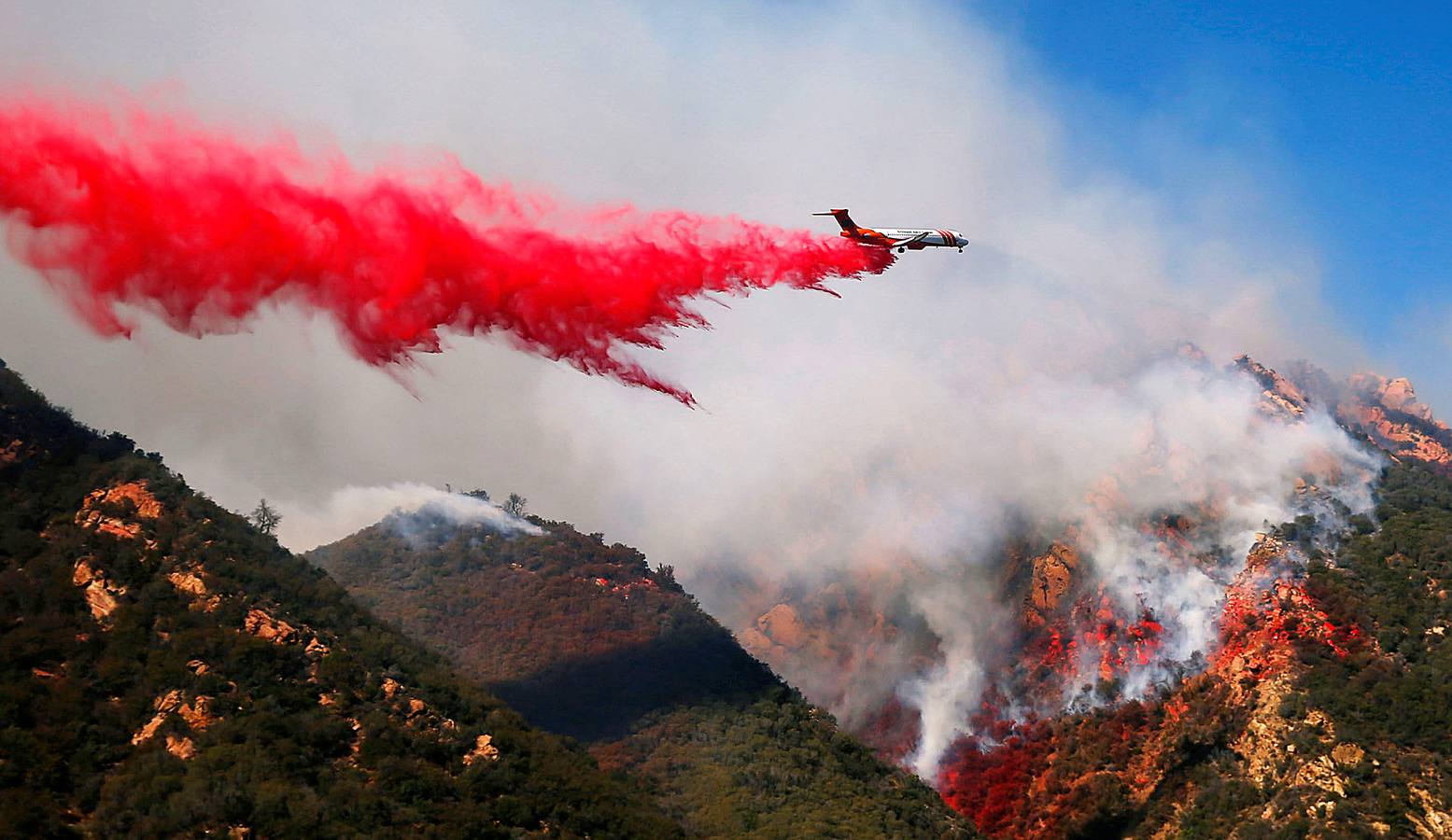 Una aeronave trata de apagar un fuego en Malibu, California, EE. UU.