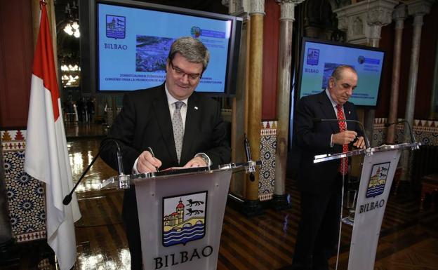 El alcalde, Juan Mari Aburto, y el consejero de Vivienda, Iñaki Arriola, han firmado el convenio. 