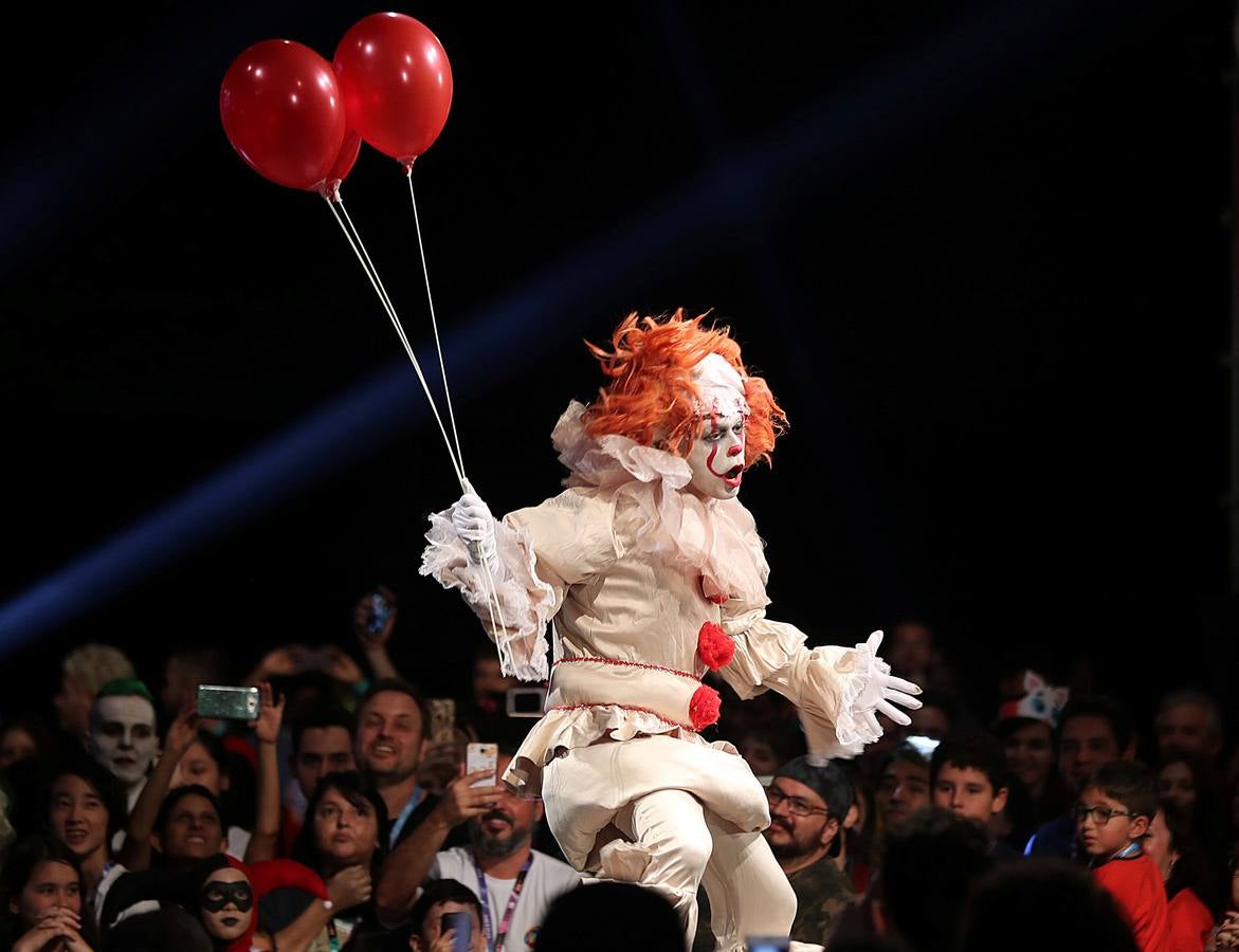 El 'Comic Con Experience 2018' es un festival de entretenimiento que atrae a cientos de miles de fanáticos de los superhéroes del cómic. Este año se ha celebrado en Sao Paulo, Brasil, y además de videojuegos y preestrenos de películas y series, los visitantes han tenido la oportunidad de celebrar el 25 aniversario de 'Power Rangers' y el 80 de 'Superman'. El evento, que ha atraído a más de 250.000 personas, es el más importante de su tipo en todo el hemisferio sur.