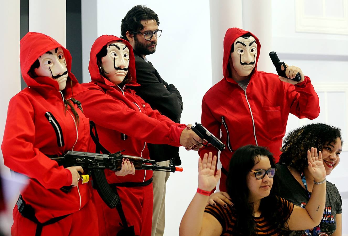 El 'Comic Con Experience 2018' es un festival de entretenimiento que atrae a cientos de miles de fanáticos de los superhéroes del cómic. Este año se ha celebrado en Sao Paulo, Brasil, y además de videojuegos y preestrenos de películas y series, los visitantes han tenido la oportunidad de celebrar el 25 aniversario de 'Power Rangers' y el 80 de 'Superman'. El evento, que ha atraído a más de 250.000 personas, es el más importante de su tipo en todo el hemisferio sur.