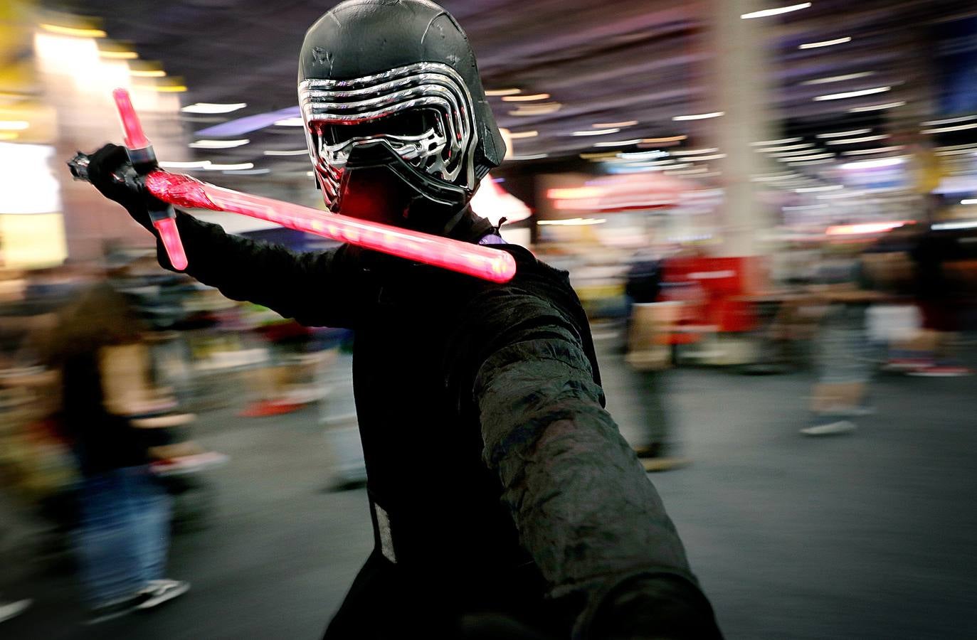 El 'Comic Con Experience 2018' es un festival de entretenimiento que atrae a cientos de miles de fanáticos de los superhéroes del cómic. Este año se ha celebrado en Sao Paulo, Brasil, y además de videojuegos y preestrenos de películas y series, los visitantes han tenido la oportunidad de celebrar el 25 aniversario de 'Power Rangers' y el 80 de 'Superman'. El evento, que ha atraído a más de 250.000 personas, es el más importante de su tipo en todo el hemisferio sur.