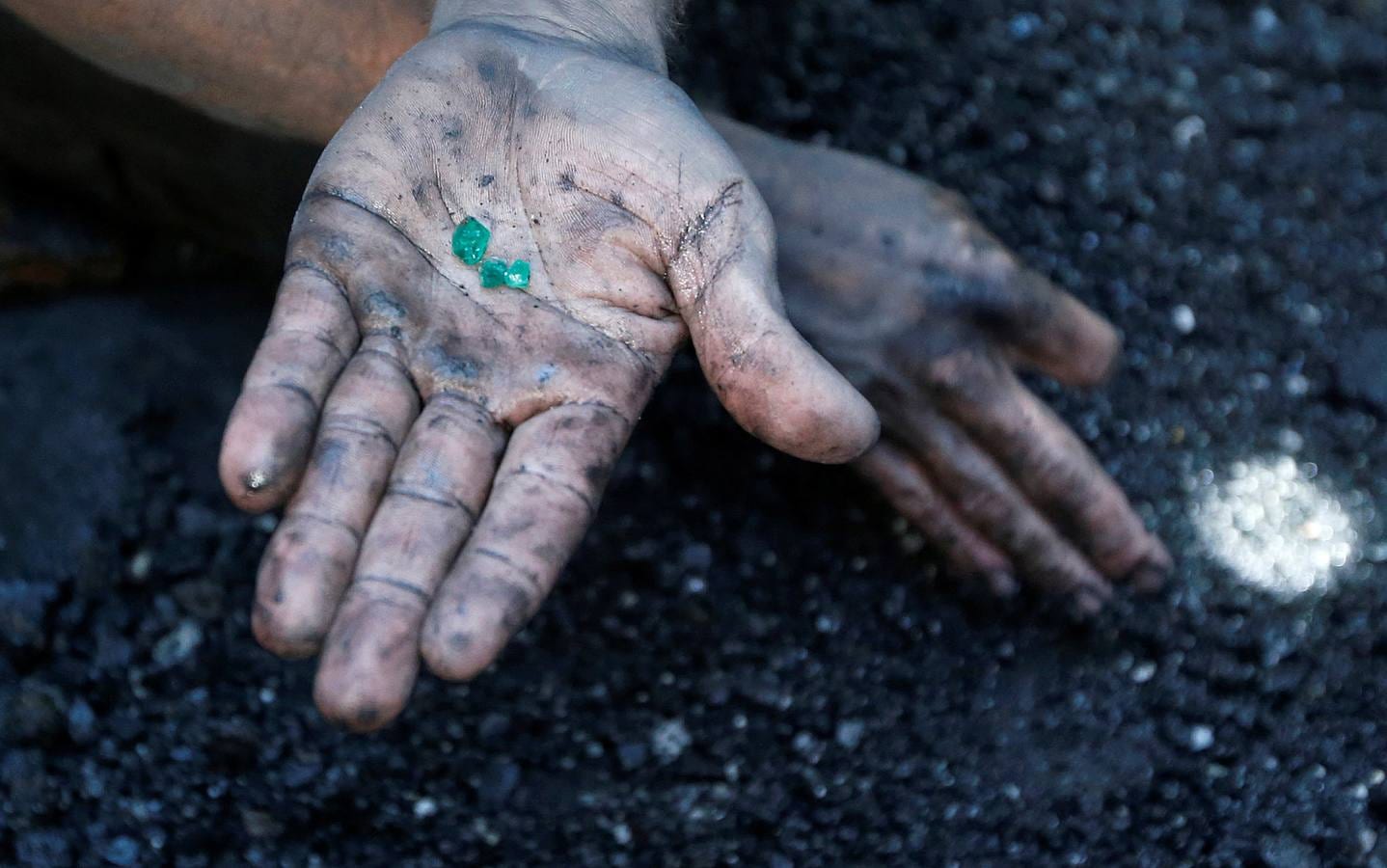 Algunas leyendas denominan a las esmeraldas «piedras de los magos» pues propician el poder de la adivinación y ahuyentan a los espíritus malignos. En la mina de Coscuez, en Colombia (la que vemos en las fotos), llevan más de cuatrocientos años extrayendo estas apreciadas gemas que en la antigüedad podían ser encontradas casi en la superficie. Ahora, en la montaña se abren 19 bocaminas y hay decenas de galerías en diferentes profundidades en túneles de hasta 1.200 metros. En Colombia se produce el 60% de esmeraldas del mundo y las de mejor calidad. 