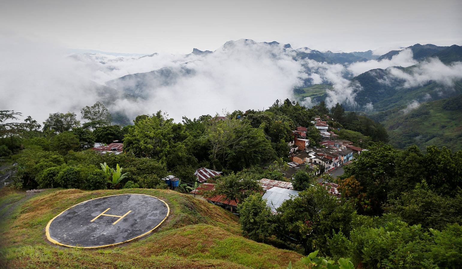 Algunas leyendas denominan a las esmeraldas «piedras de los magos» pues propician el poder de la adivinación y ahuyentan a los espíritus malignos. En la mina de Coscuez, en Colombia (la que vemos en las fotos), llevan más de cuatrocientos años extrayendo estas apreciadas gemas que en la antigüedad podían ser encontradas casi en la superficie. Ahora, en la montaña se abren 19 bocaminas y hay decenas de galerías en diferentes profundidades en túneles de hasta 1.200 metros. En Colombia se produce el 60% de esmeraldas del mundo y las de mejor calidad. 