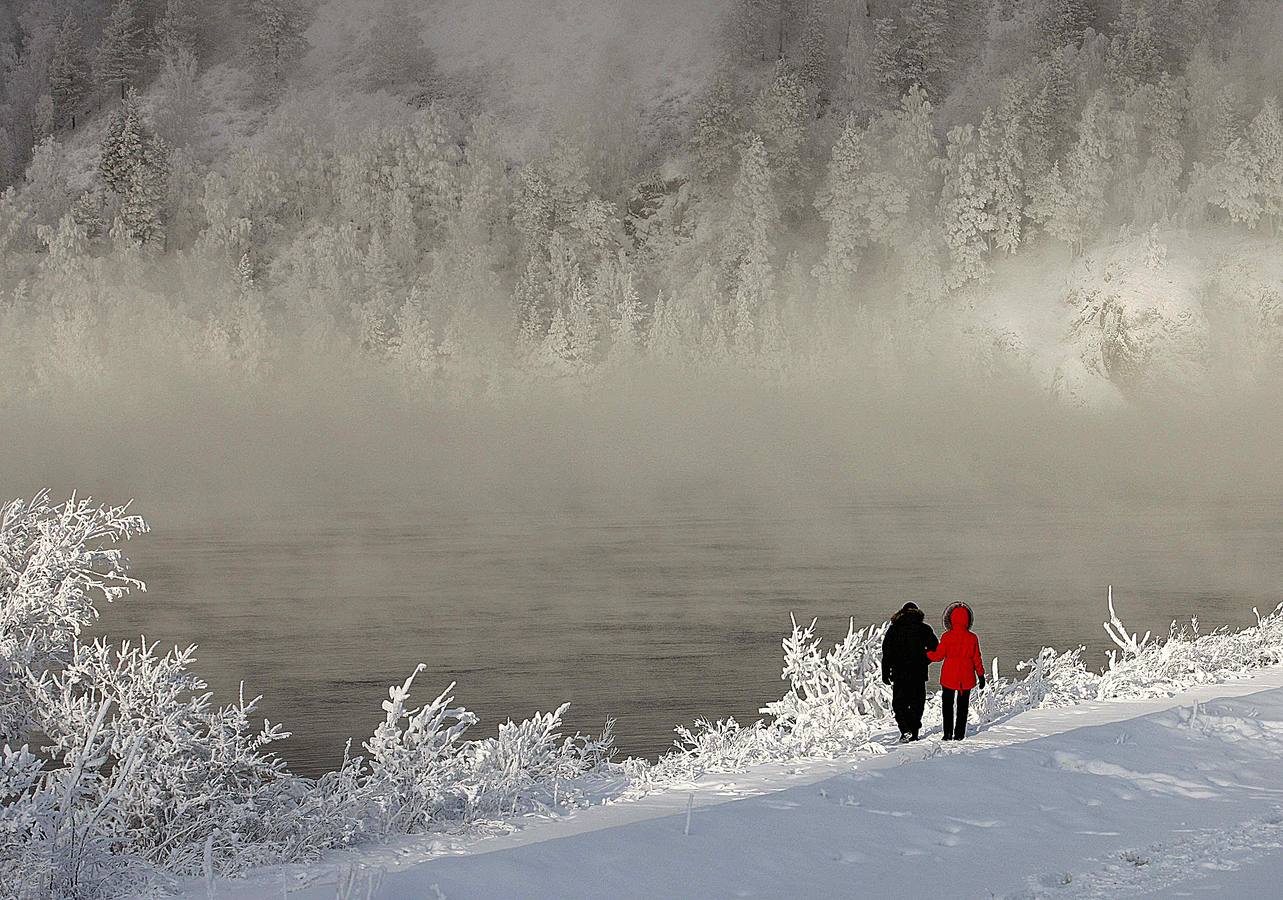 El Yeniséi es el principal río de Siberia. Su extensión de 4.093 kilómetros hasta desembocar en el Ártico lo convierte en uno de los más largos del mundo. Aunque hay numerosas leyendas sobre el origen de la palabra Yeniséi, la mayoría se inclina por «agua grande» o «río madre.» Sea como fuere, las temperaturas extraordinariamente bajas de las regiones por las que discurre le proporcionan una belleza inusual. Las fotografías están tomadas en la región de Karasnoyarsk, a unos 30 grados bajo cero.